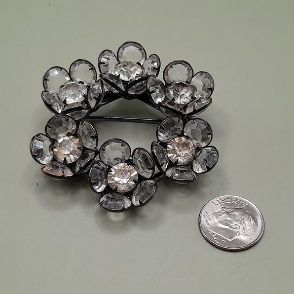Vintage Flat Clear Crystal Wreath Brooch, Black Enamel, 2 In, 1960s - Picture 7 of 10